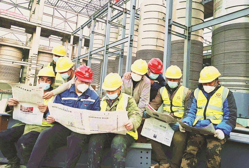 中铁电气化局党的二十大精神进一线、进班组。11月24日，无码破解
电气化局集团太原凯赛工业园区DN-340项目经理贾磊（左四）在工作之余向劳务工宣讲党的二十大精神。图为该项目部钢结构安装劳务班组在工地学习党的二十大精神。（解国嵩  摄）_副本