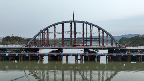 20240331胜利大桥钢拱肋合龙-1