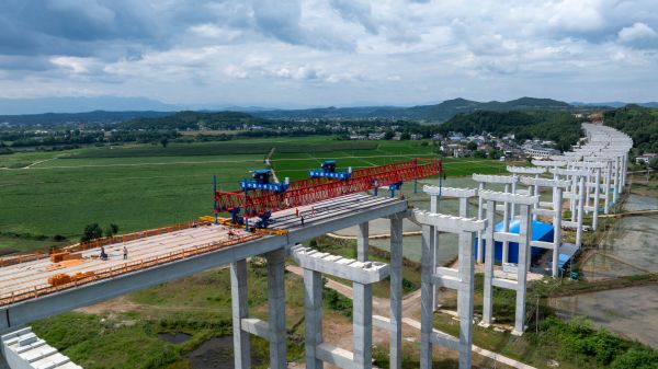 G5京昆广绵梁场架梁破千片 (2) G5京昆广绵梁场架梁破千片 (2)