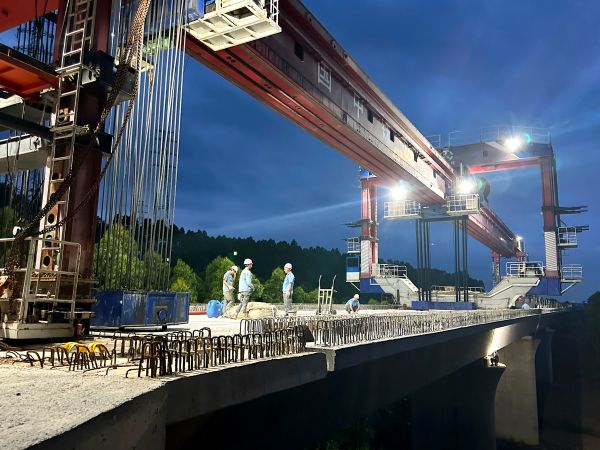 梅江特大桥最后一榀箱梁架设完成 梅江特大桥最后一榀箱梁架设完成