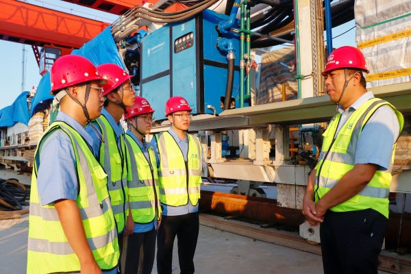 中铁四局城轨分公司三江连通后续优化工程施工3标项目部开展“导师带徒促成长 青蓝相继传薪火”迎新系列活动导师现场授课(张露露 摄)_副本 中铁四局城轨分公司三江连通后续优化工程施工3标项目部开展“导师带徒促成长 青蓝相继传薪火”迎新系列活动导师现场授课(张露露 摄)_副本